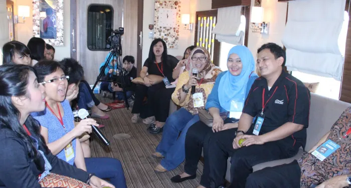 Gallery EXCELLENT WISATA BINIS ON TRAIN 12 momen_karaoke_bersama_para_peserta